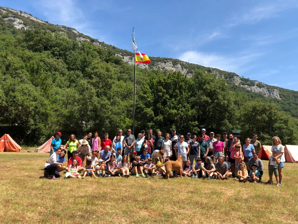 Grupo de Juventud Idente reunido en la naturaleza